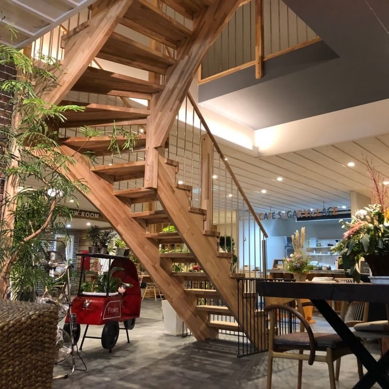 中央にあるスウェーデン製木製デザイン階段