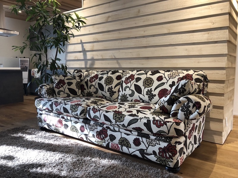 独創的な布地柄のスウェーデン製ソファー