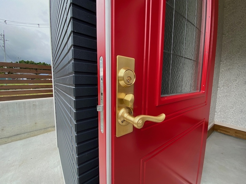 重厚な玄関ドアの扉構造とハンドル＆ロックシステム