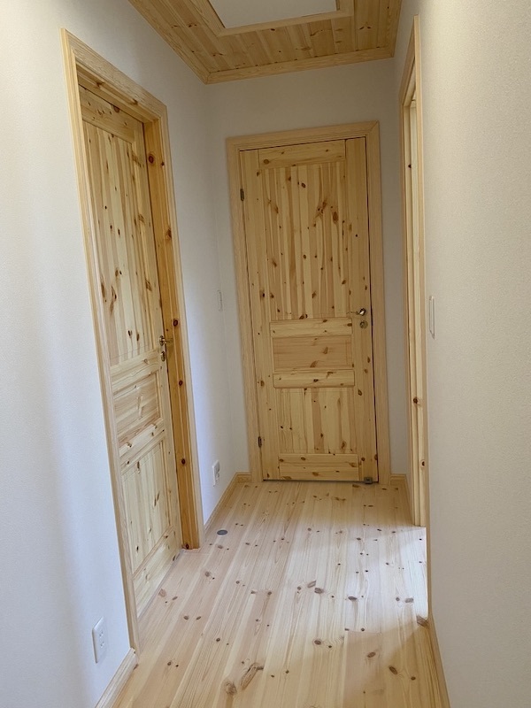  パイン製のドアと床材