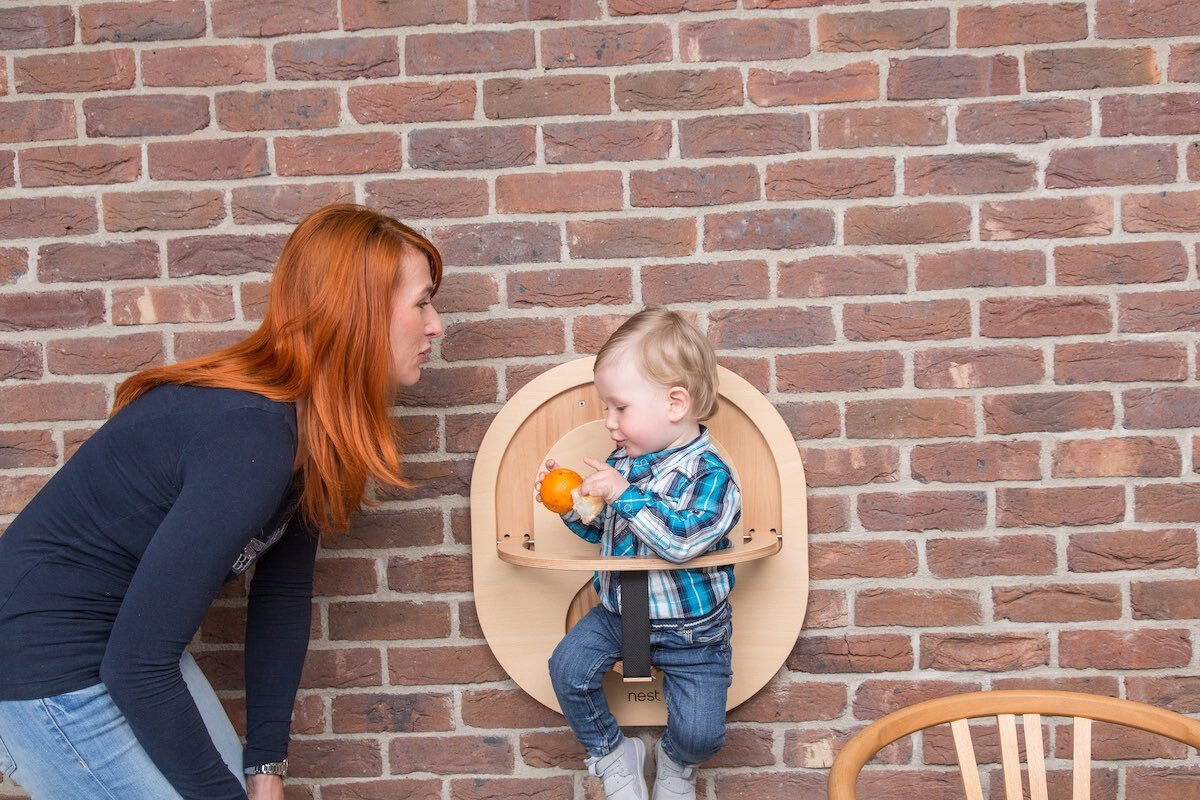 幼児の食事に使える壁掛け式収納型木製ベビーチェア