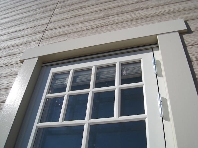 外側ガラスを分割するアルミ製の＋型窓桟