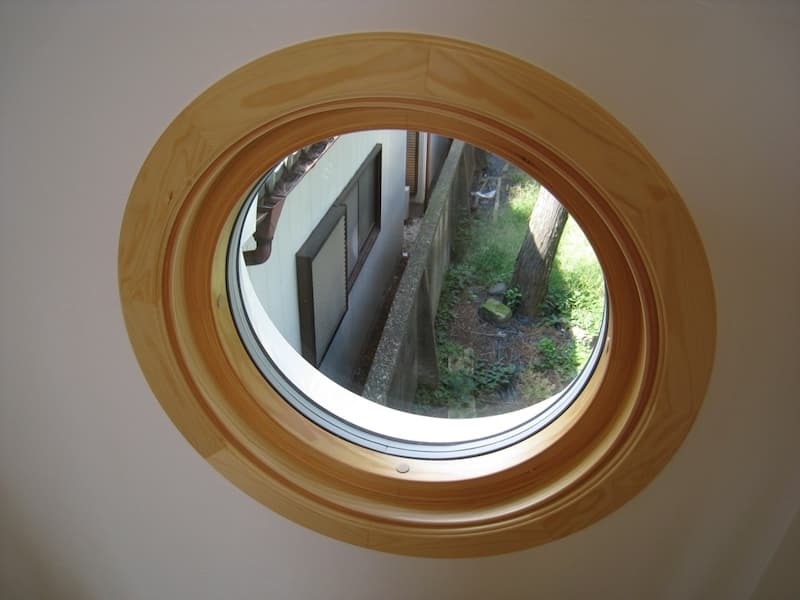円形窓用の円形ケーシング