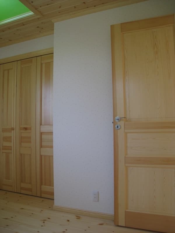 節あり床と節なし扉