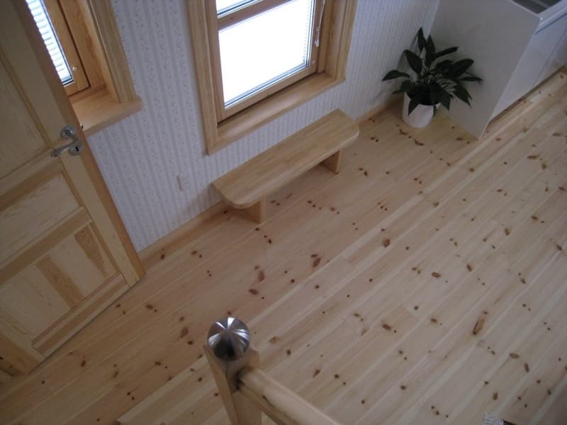 木の香りが充満する室内