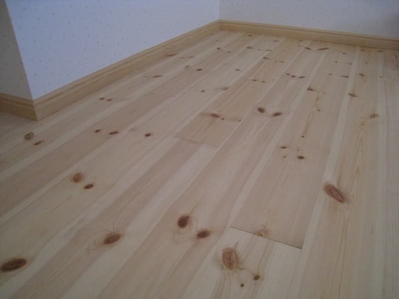 20mm厚のパイン無垢材フローリング