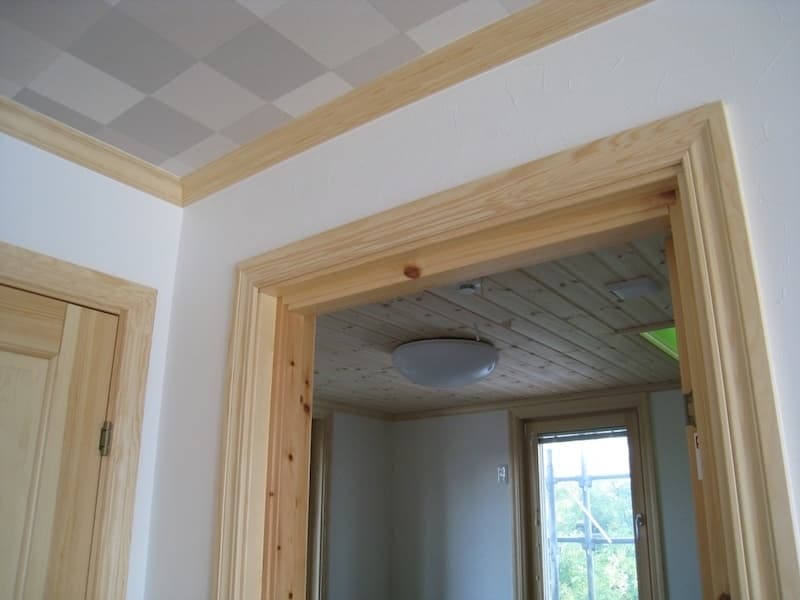 ドア枠はケーシング（額縁）で確実に納める