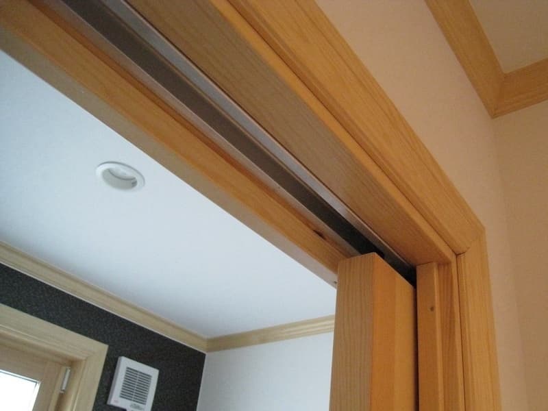 重厚な引戸扉も吊り構造で開閉は軽い