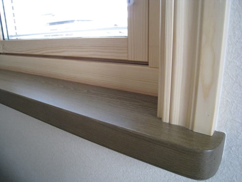窓台（ウォールナット塗装）