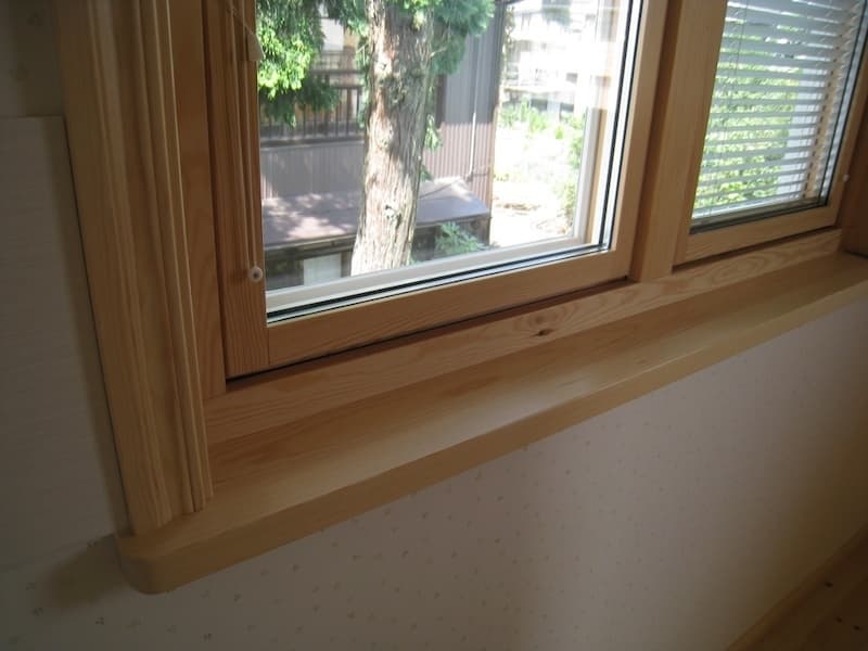 小物や植物を置けるパイン製窓台