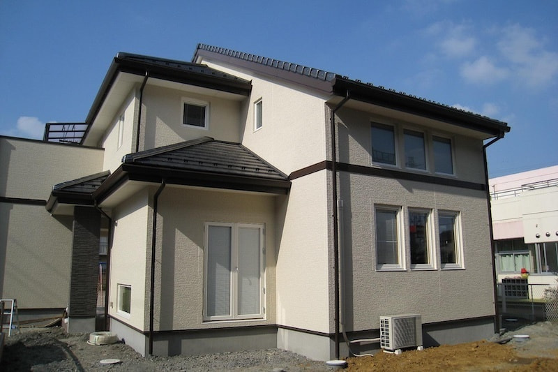 防音性とインテリア性を両立する木製3層ガラス窓の家