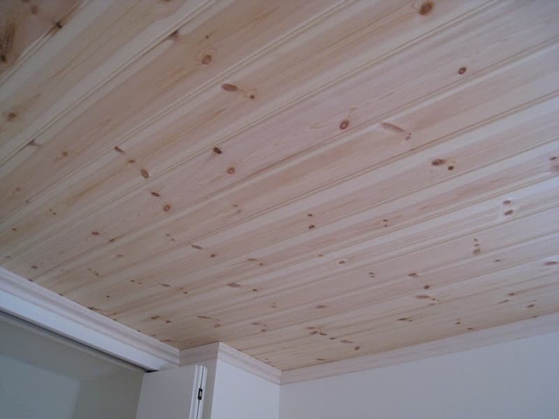 天井パネルは無塗装が一般的