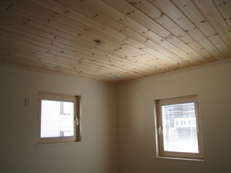木製窓と天井パネルで北欧インテリア