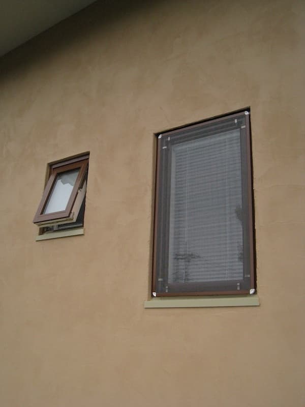 ブラインド内蔵の窓（右）