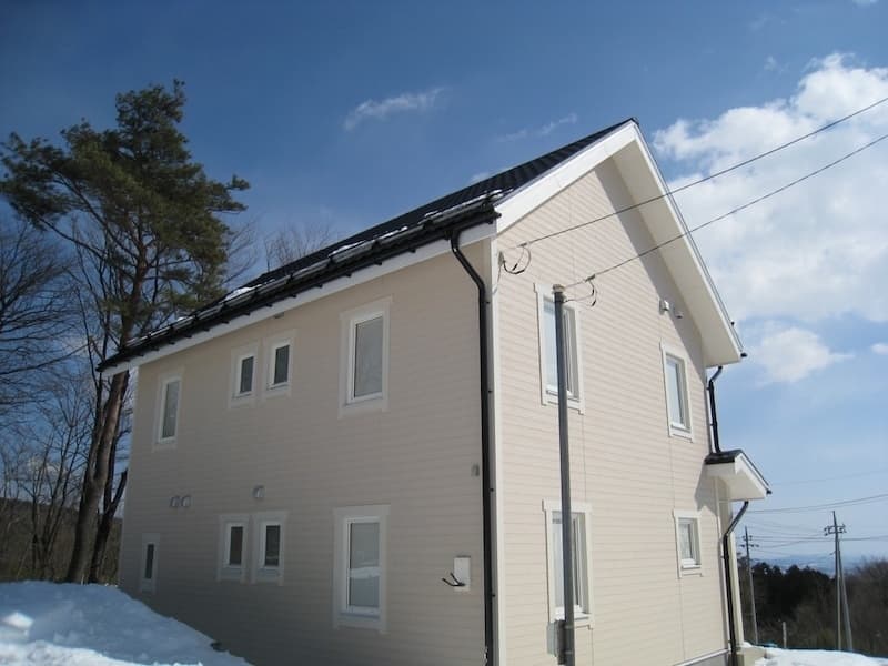 ガルバリウム鋼板製の屋根に雪は積もり難くい