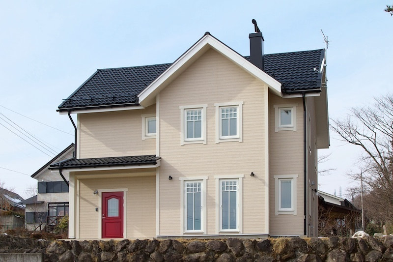 スウェーデン本国仕様の階段と薪ストーブ装備の家