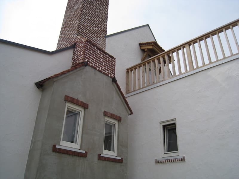 薪ストーブの煙突両側の窓（外側）