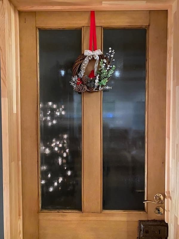 ドアに飾られた北欧のリース