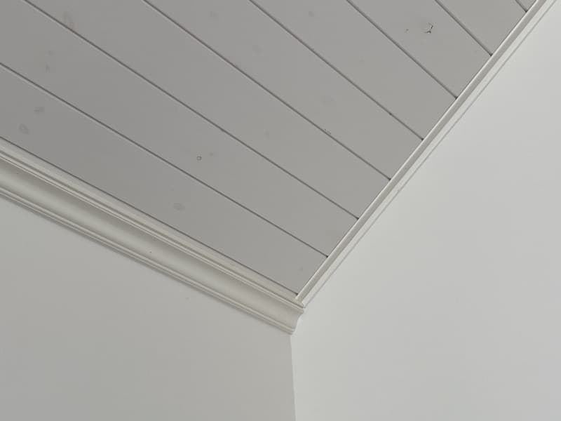 勾配天井と廻縁の納まり
