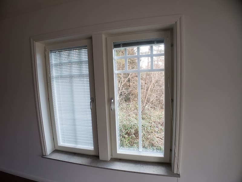 ブラインド内蔵型の3+1=4層ガラス木製窓