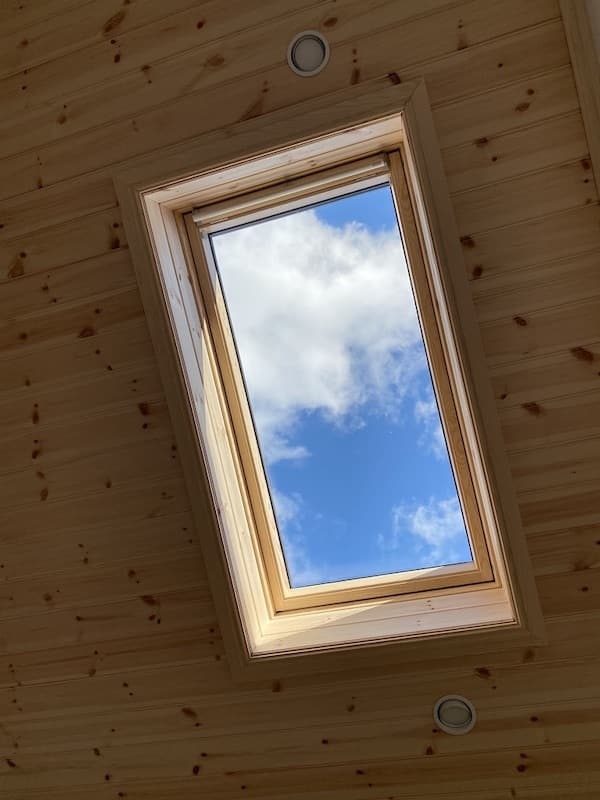 木製天窓の外側はアルミ被覆