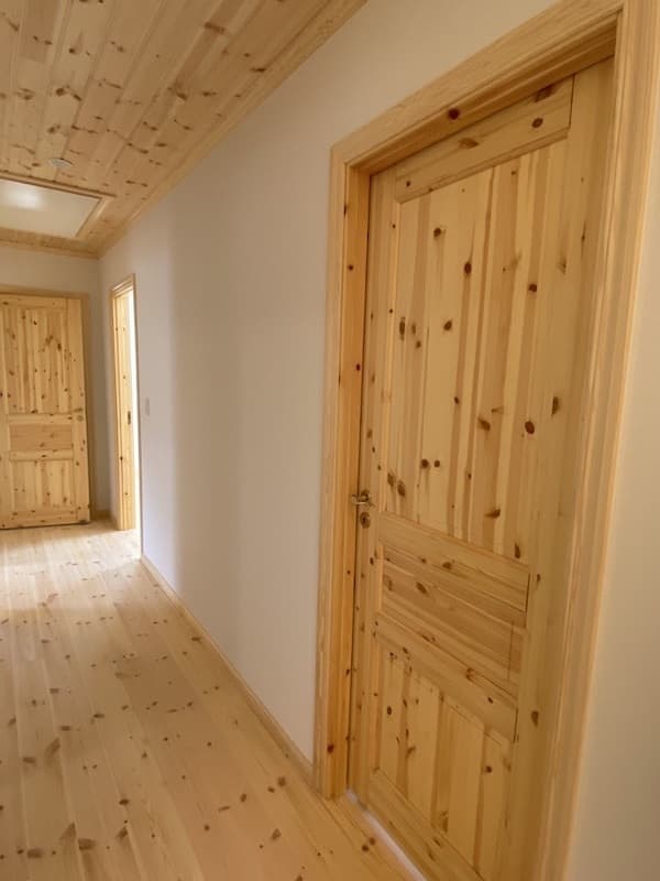 パイン製のドアと床材