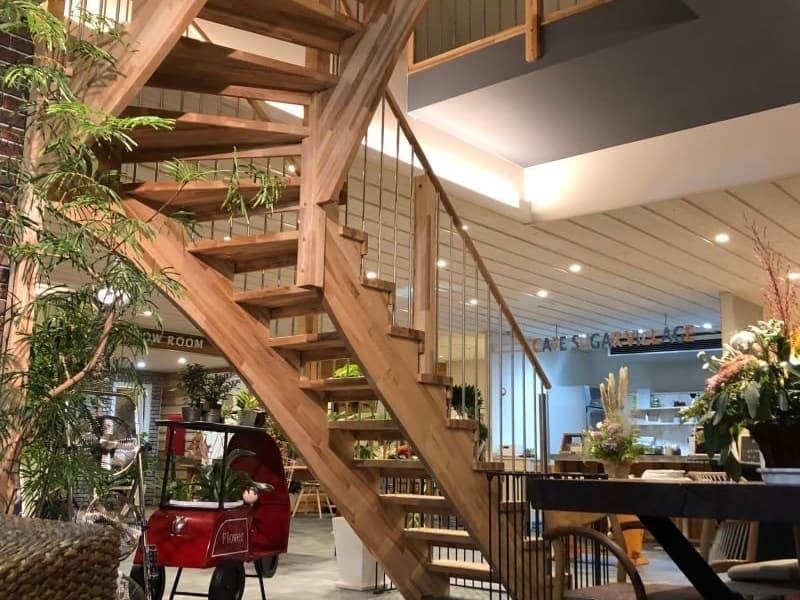 中央にあるスウェーデン製木製デザイン階段
