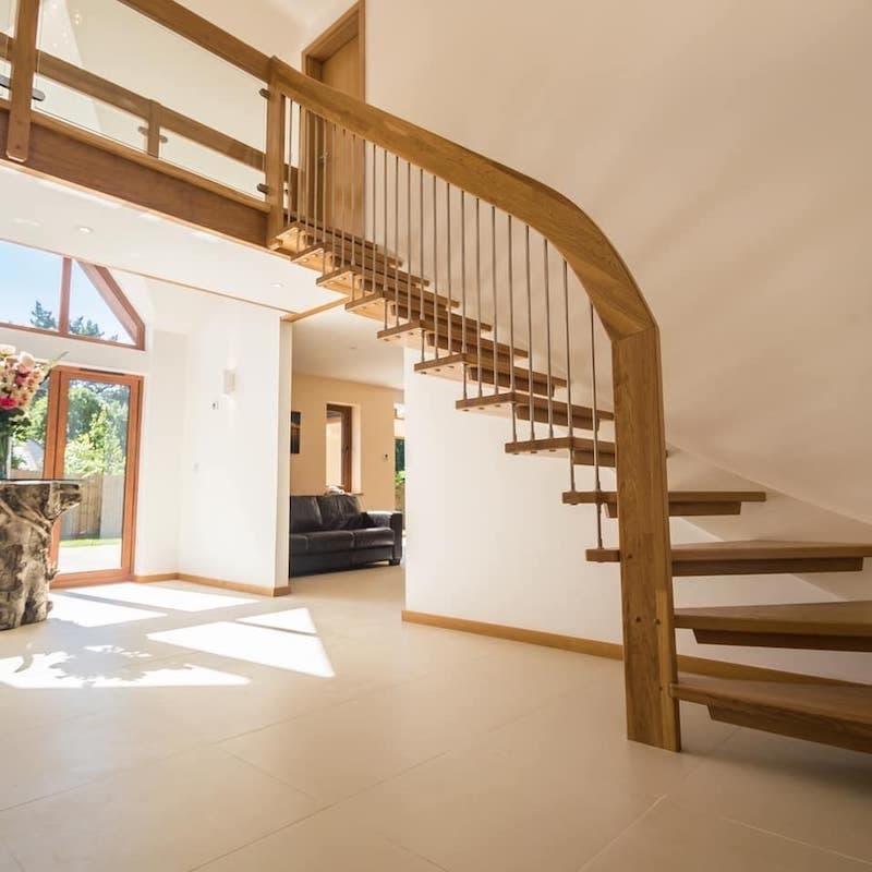優雅なデザインのスウェーデン木製階段