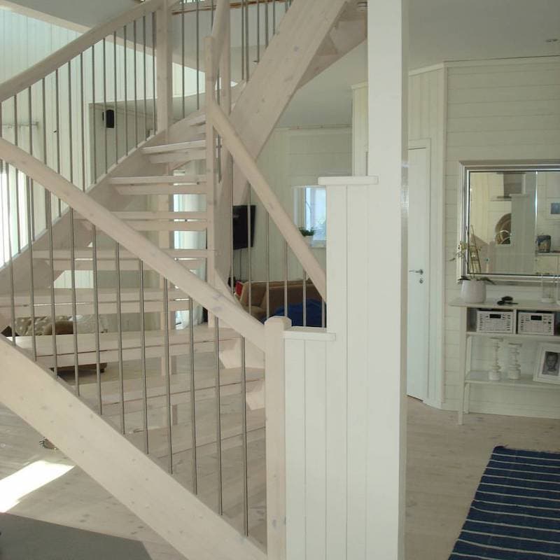 ホワイト仕上げのパイン製階段