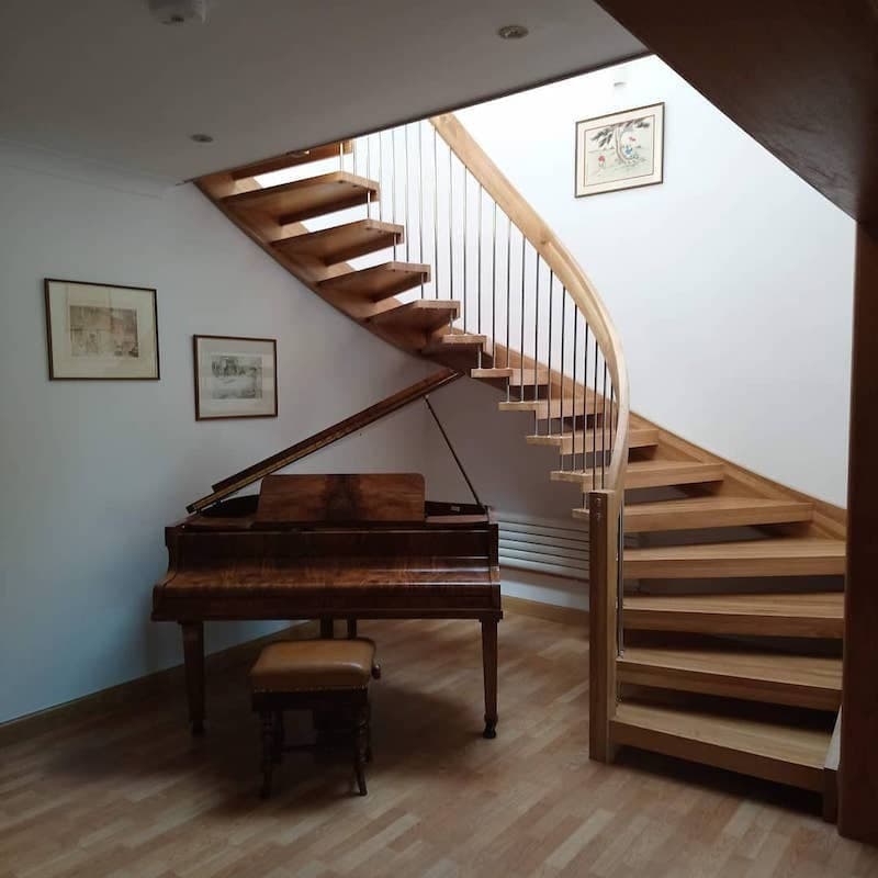 木製のピアノと階段の融合空間
