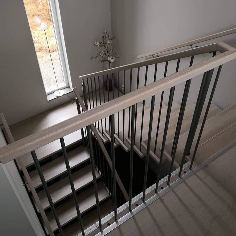 階段の踊り場に設置した縦長窓