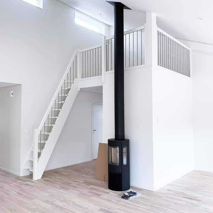 ロフトへのコンパクト階段