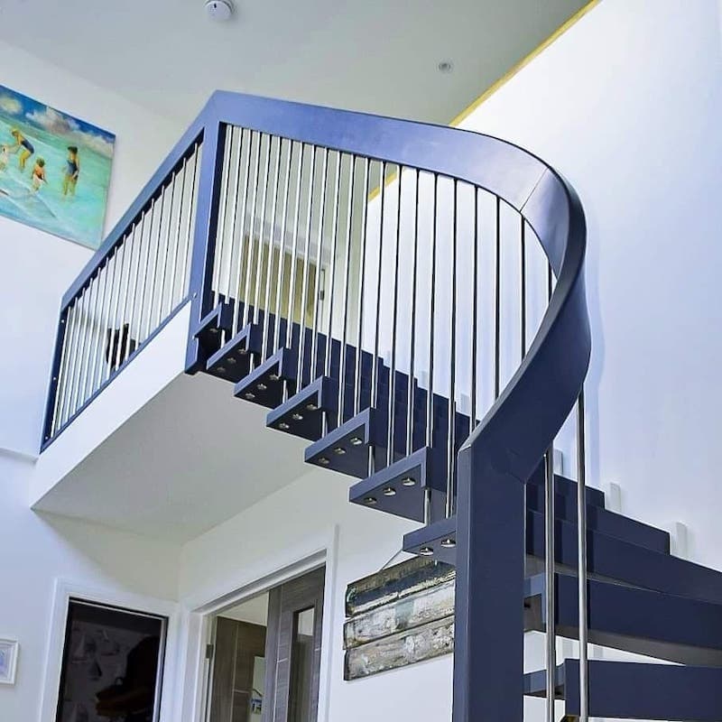 青色に塗装した鮮やかな木製階段