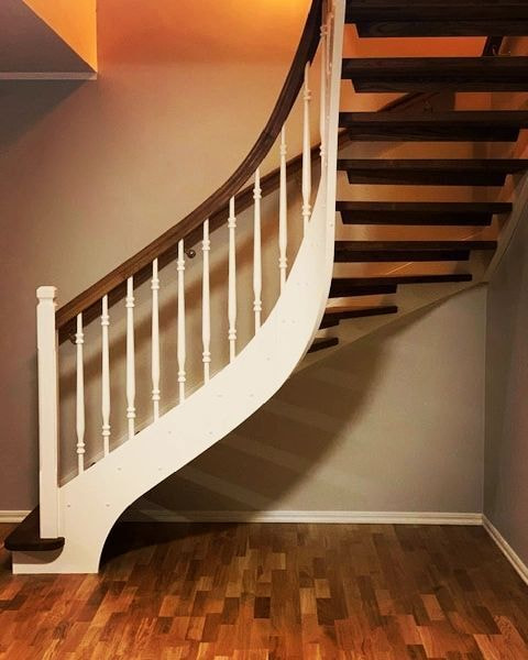 曲線美の木製階段