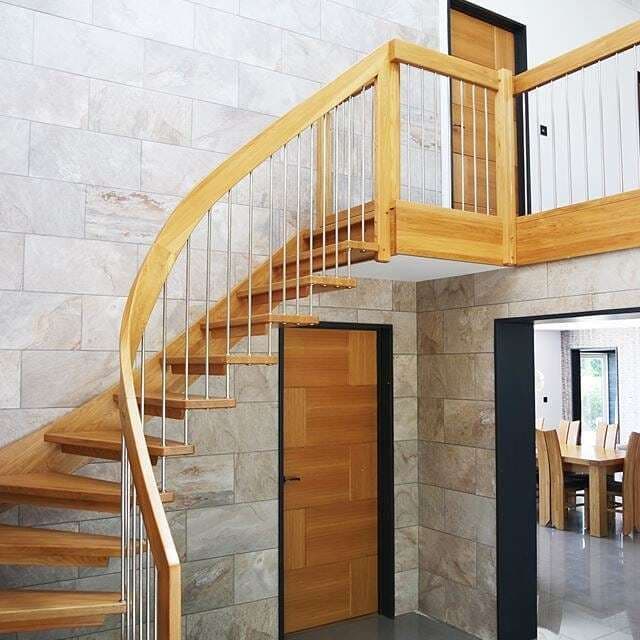 開放感のある階段下空間