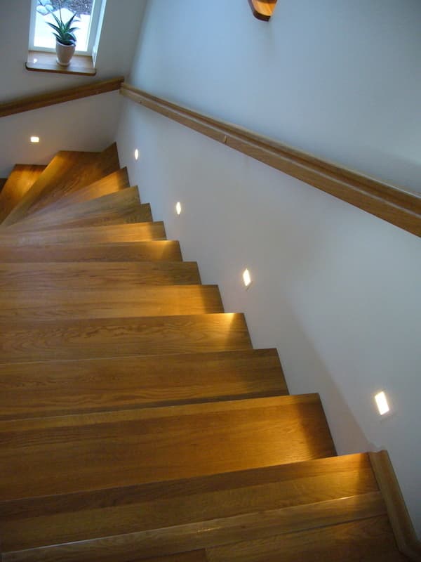 階段の足元を照らす壁に埋込型ライト