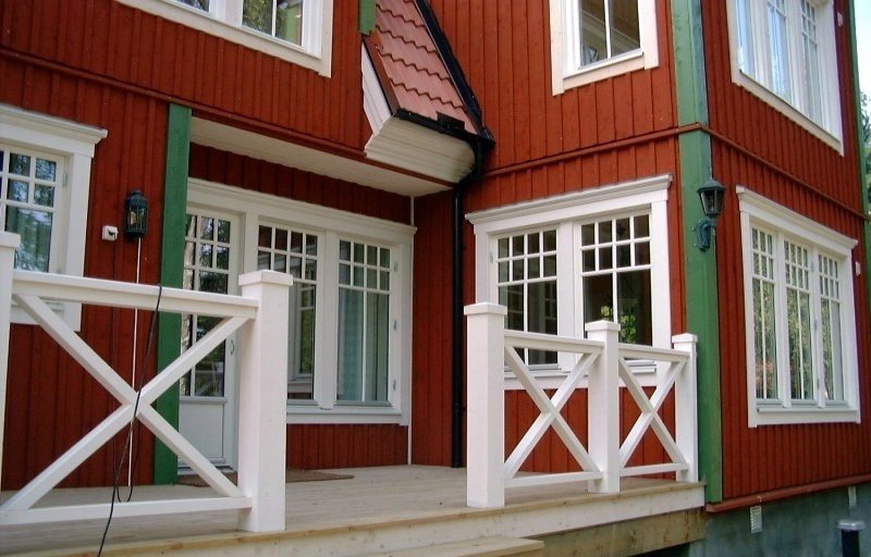 窓の十型桟にファールンレッド＆グリーンの配色がザ・北欧デザイン