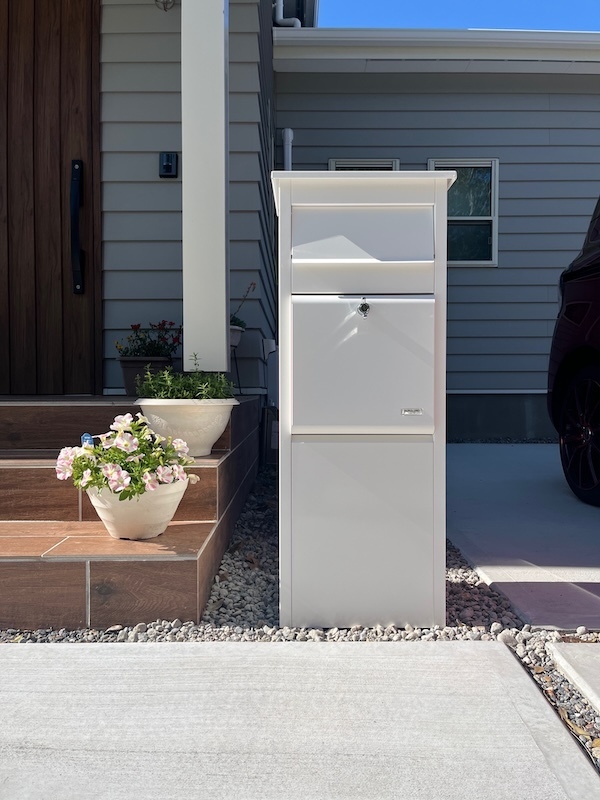 陰影が美しい大容量の郵便受け