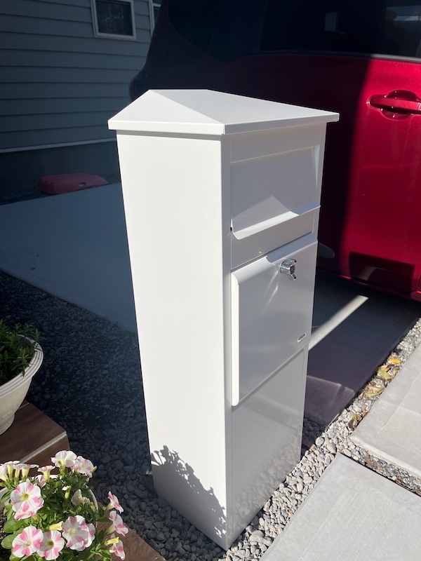 ホワイト仕上げの宅配ボックス