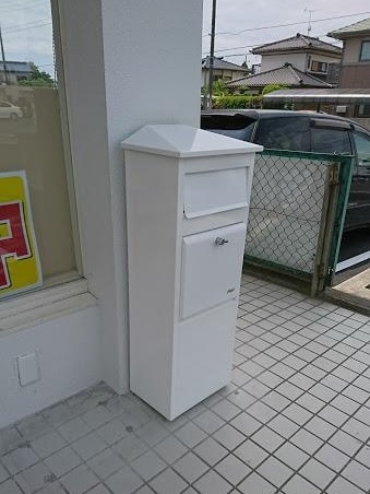 白色の屋外用宅配ボックス