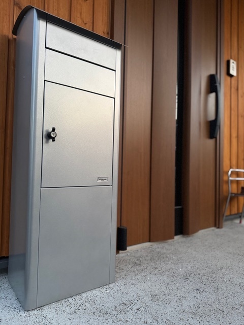 モダンデザインの宅配ボックス