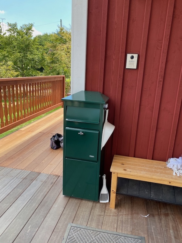 緑色の鍵付の郵便受け