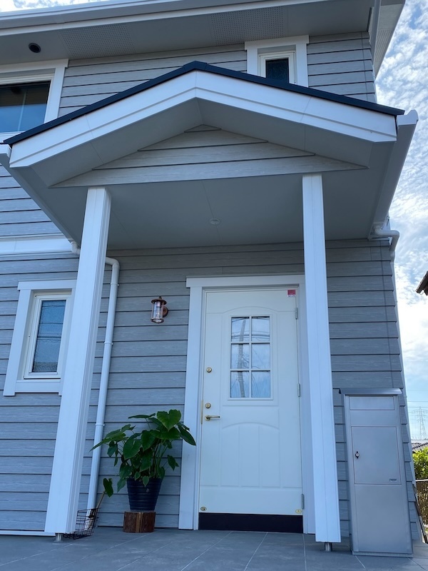 シルバー色のスウェーデン製鍵付郵便受け