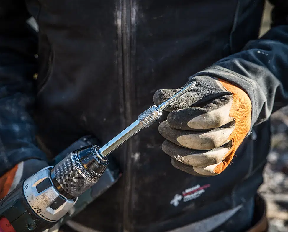 専用工具で窓用調整ボルトを取り付ける