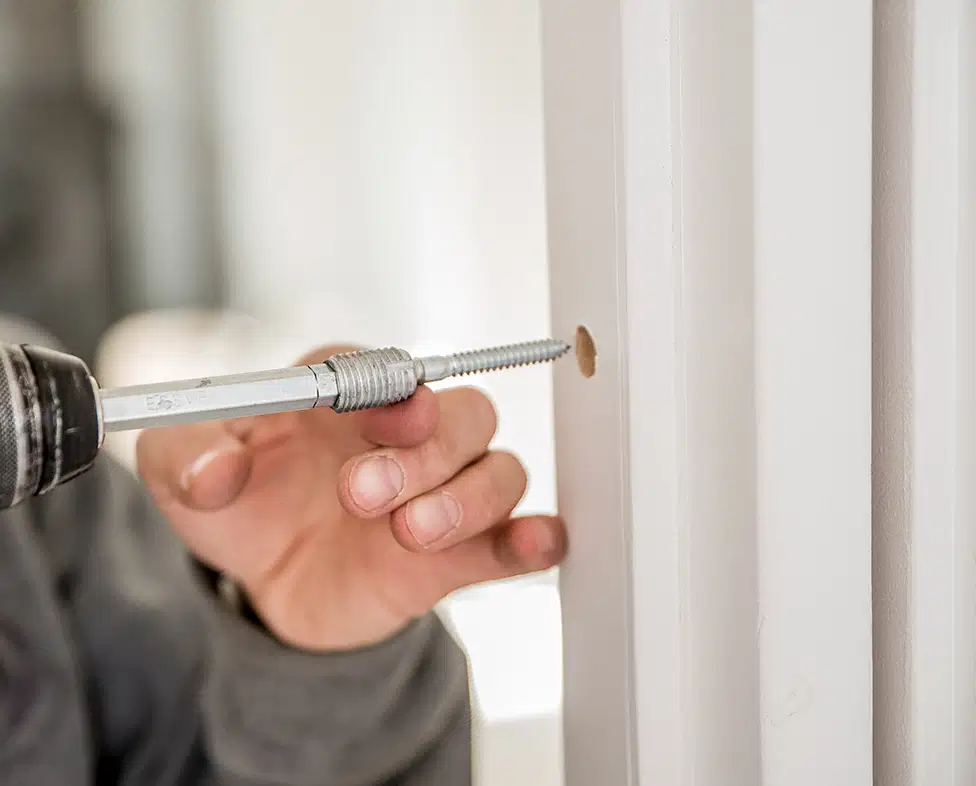 枠材に開けた直径14mmの穴へ挿入する