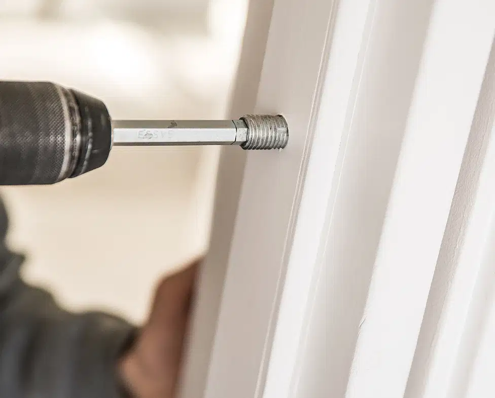 窓用調整ボルトを窓枠へねじ込む