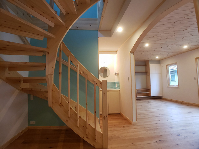 下から見上げる曲線美の階段