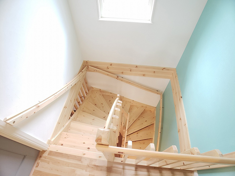 階段ホールへと連続する手すり