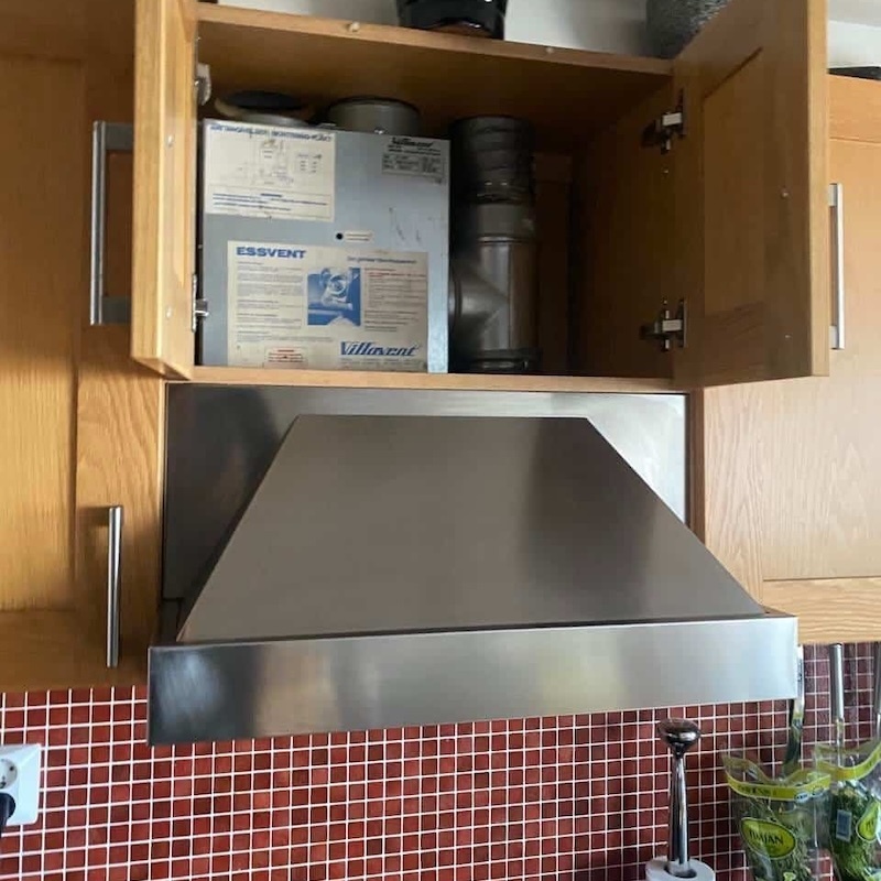 キッチンキャビネット内部の換気ユニット