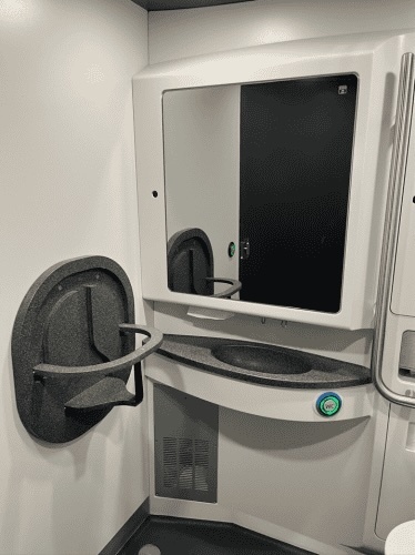 電車での木製ベビーキープ